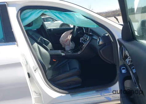 2018 Mercedes-Benz C 300 4Matic z USA, uszkodzony, nr VIN 55SWF4KB7JU260427